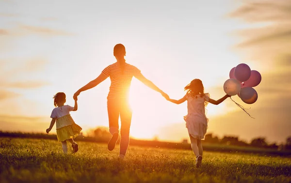 Feliz Família Amorosa Está Divertindo Natureza Verão Jovem Mãe Duas — Fotografia de Stock