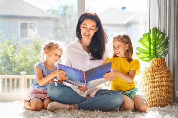 Família Amorosa Feliz Muito Jovem Mãe Lendo Livro Para Suas — Fotografia de Stock