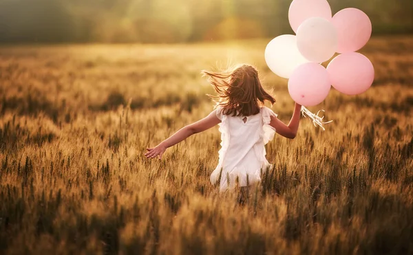 快乐的孩子在夏天玩大自然 孩子在草地上玩日落背景 气球的女孩正在谷物场上奔跑 — 图库照片