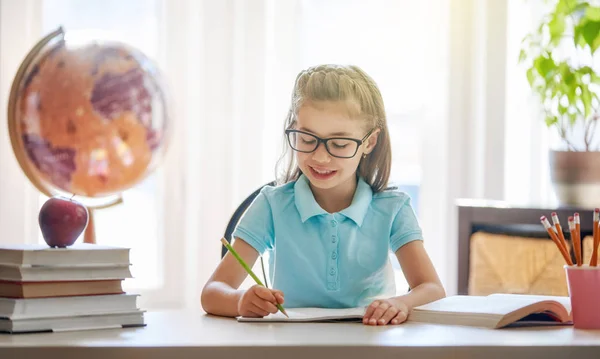 Terug Naar School Gelukkig Schattig Ijverig Kind Zit Achter Een — Stockfoto