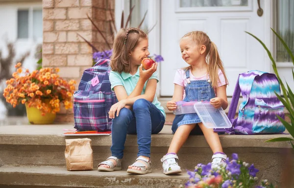 Gli Alunni Della Scuola Primaria Con Cestini Del Pranzo Mano — Foto Stock