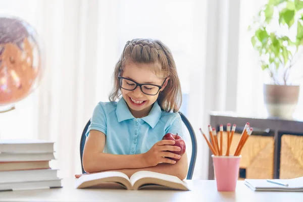 Zurück Die Schule Glückliches Nettes Fleißiges Kind Sitzt Einem Schreibtisch — Stockfoto