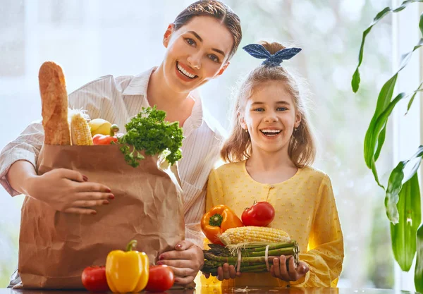 Familieneinkauf Mutter Und Tochter Halten Einkaufstüte Mit Gemüse Der Hand — Stockfoto