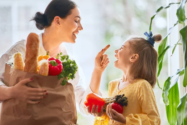 Compras Familiares Madre Hija Están Sosteniendo Bolsa Compras Comestibles Con — Foto de Stock