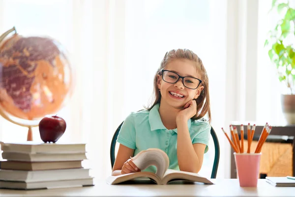 Okula Dönüş Mutlu Sevimli Çalışkan Çocuk Kapalı Masa Başında Oturuyor — Stok fotoğraf