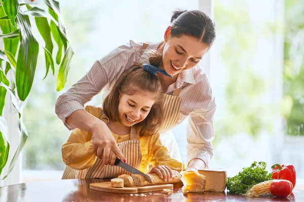 Desayuno Familiar Madre Hija Pequeña Cortando Pan Queso Por Mañana —  Fotos de Stock