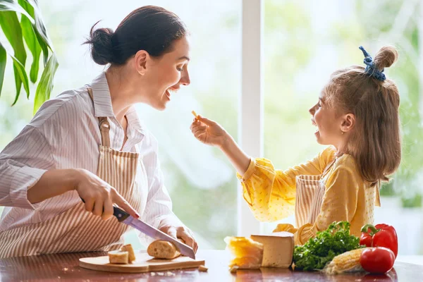 Desayuno Familiar Madre Hija Pequeña Cortando Pan Queso Por Mañana — Foto de Stock