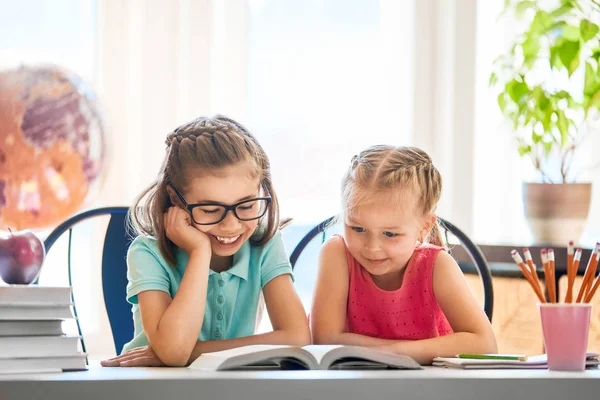 Tillbaka Till Skolan Glada Söt Flitiga Barn Sitter Vid Ett — Stockfoto