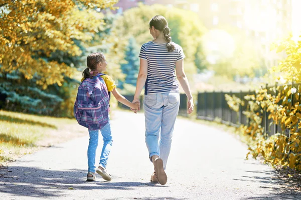 Parent Élève École Primaire Vont Pair Femme Fille Avec Sac — Photo