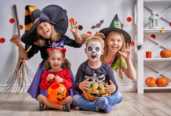 Счастливый Брат Три Сестры Хэллоуин Забавные Дети Карнавальных Костюмах Помещении — стоковое фото