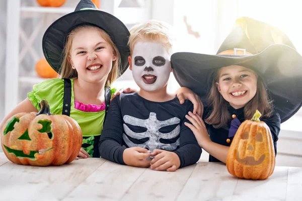 Glücklicher Bruder Und Zwei Schwestern Halloween Lustige Kinder Karnevalskostümen Drinnen — Stockfoto