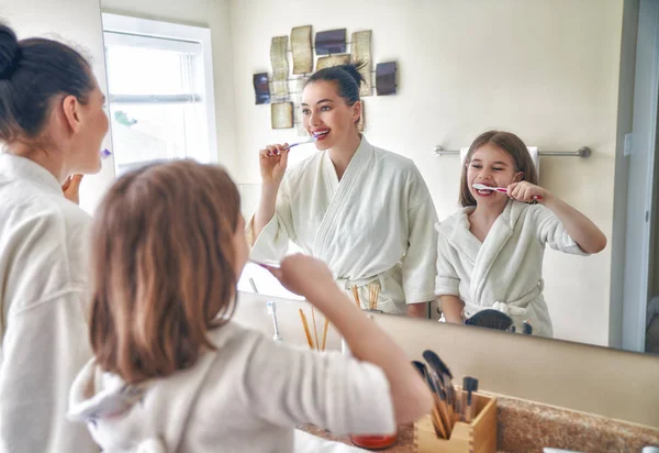 Familia Feliz Madre Hija Niña Están Cepillándose Los Dientes Cepillos — Foto de Stock