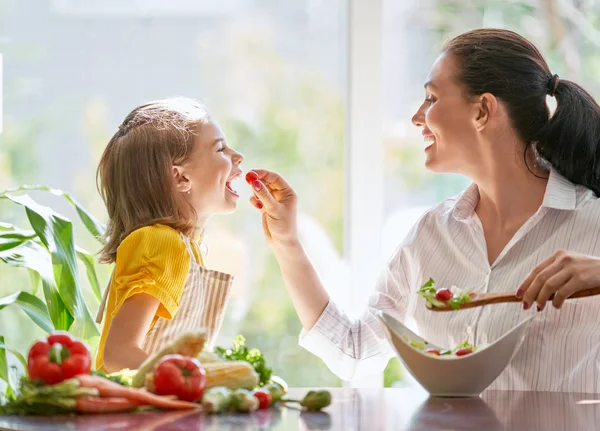 Здорова Їжа Вдома Щаслива Сім Кухні Мати Дитина Готують Овочі — стокове фото