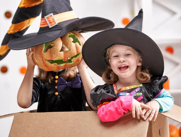 Feliz Halloween Dos Lindas Niñitas Riendo Con Disfraces Brujas — Foto de Stock