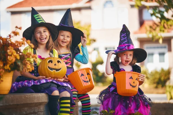 Frohes Halloween Drei Süße Kleine Lachende Mädchen Hexenkostümen Kommen Ins — Stockfoto