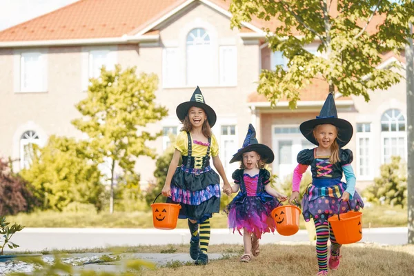 Veselý Halloween Tři Roztomilá Rozesmáté Holčičky Kostýmy Čarodějnic Blíží Domu — Stock fotografie