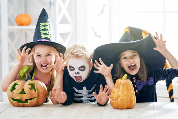 Garotas Engraçadas Em Fantasias De Bruxa Para Assustar O Halloween Com A  Ajuda De Um Livro