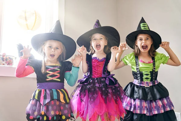 Feliz Halloween Tres Lindo Poco Riendo Niñas Brujas Trajes —  Fotos de Stock