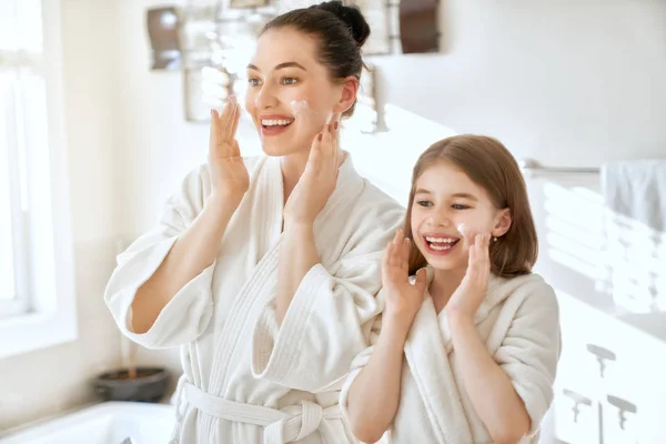 Familia Feliz Madre Hija Niña Están Cuidando Piel Baño — Foto de Stock