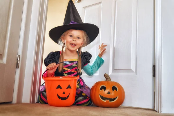 楽しいハロウィンをお過ごし下さい カボチャと魔女の衣装でかわいい笑う女の子 — ストック写真