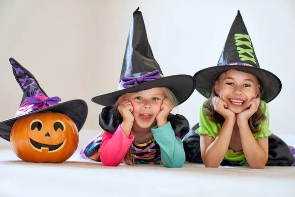 Feliz Halloween Dos Lindas Niñitas Riendo Con Disfraces Brujas —  Fotos de Stock