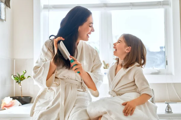 Joyeux Famille Mère Fille Enfant Fille Peignent Les Cheveux Dans — Photo