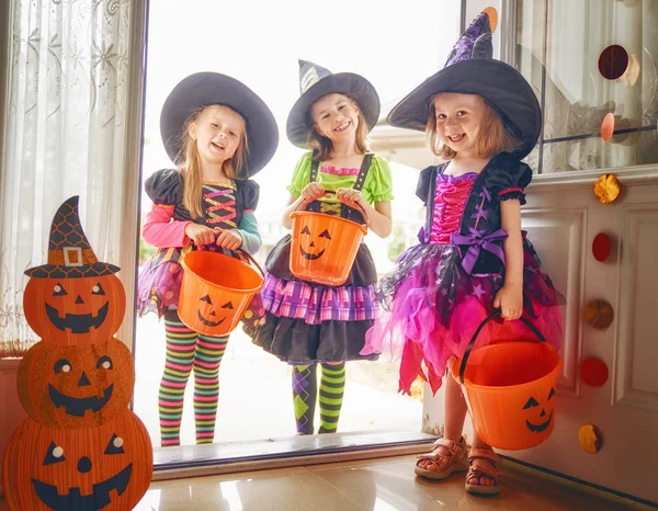 Vrolijke Halloween Drie Schattige Lachende Meisjes Heksen Kostuums Komen Naar — Stockfoto