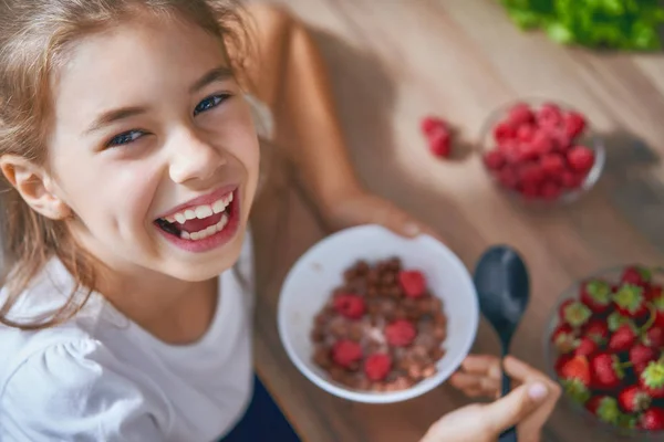 Feliz Niño Desayunando Niño Comiendo Cereales Bayas Cocina — Foto de Stock