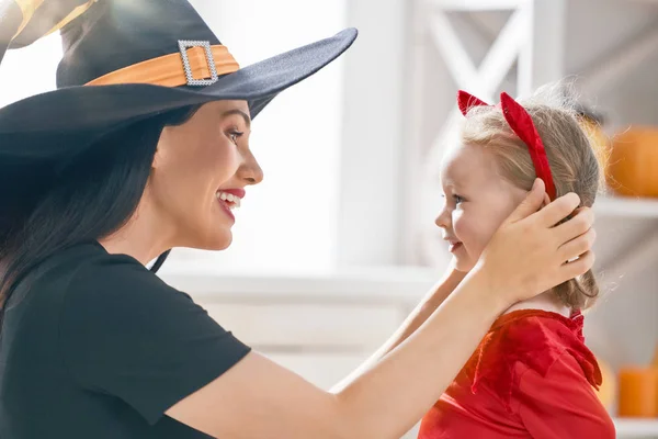 Familia Feliz Preparándose Para Halloween Joven Mamá Hijo Trajes Carnaval — Foto de Stock