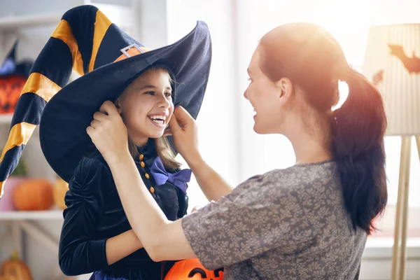 Familia Feliz Preparándose Para Halloween Joven Mamá Hijo Trajes Carnaval —  Fotos de Stock