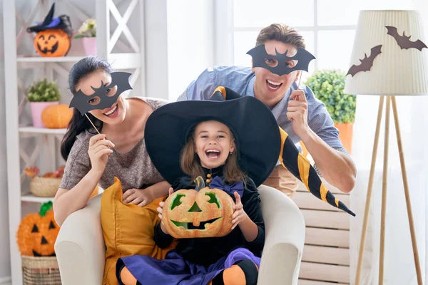 Anne Baba Çocuklarının Evde Eğleniyor Cadılar Bayramı Kutluyor Mutlu Bir — Stok fotoğraf