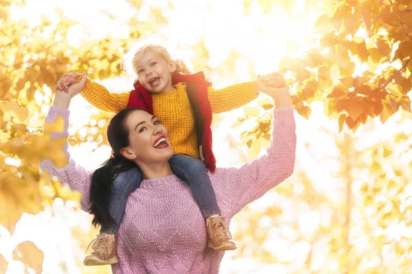 Bonne Famille Promenade Automne Mère Fille Marchant Dans Parc Profitant — Photo