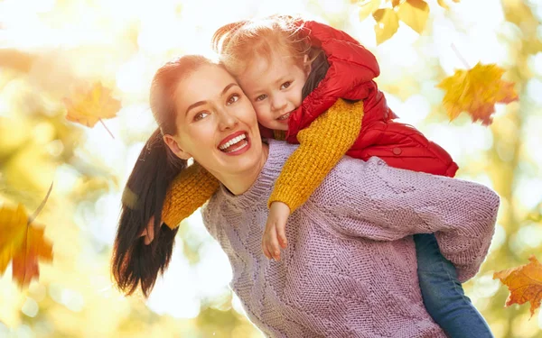 秋の散歩に幸せな家族 母と娘が公園を歩いて 美しい秋の自然を満喫 — ストック写真