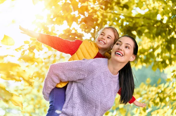 在秋天走上幸福的家庭 母亲和女儿在公园散步 享受美丽的秋天大自然 — 图库照片