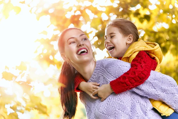 Mutlu Aile Sonbahar Yürüyüş Anne Kızı Parkta Yürüyüş Güzel Sonbahar — Stok fotoğraf