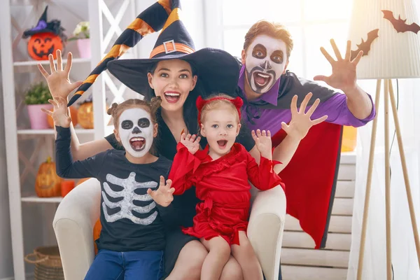 Mãe Pai Filhos Divertirem Casa Família Feliz Celebrando Halloween Pessoas — Fotografia de Stock