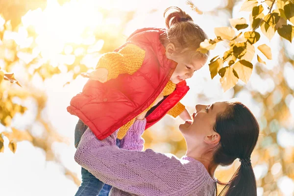 Família Feliz Caminhada Outono Mãe Filha Caminhando Parque Desfrutando Bela — Fotografia de Stock