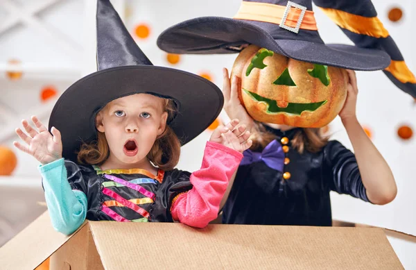 Wesołego Halloween Dwa Słodkie Dziewczynki Roześmiany Stroje Czarownic — Zdjęcie stockowe