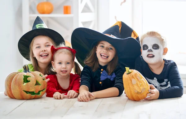 Glücklicher Bruder Und Drei Schwestern Halloween Lustige Kinder Karnevalskostümen Drinnen — Stockfoto