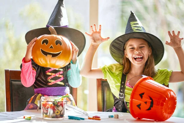 カボチャを彫るかわいい子供たちの女の子 ハロウィーンの準備をしている幸せな家族 家で面白い子供たち — ストック写真