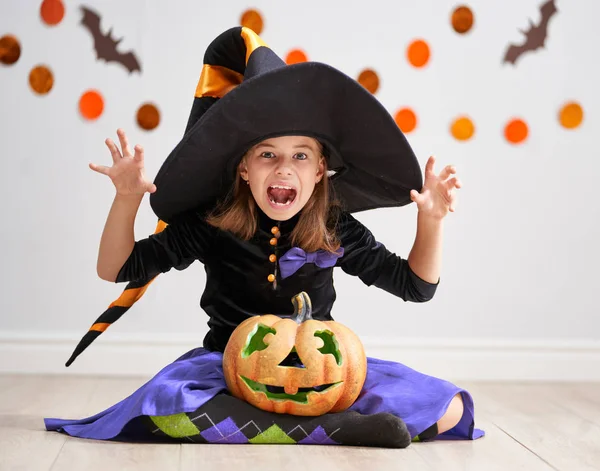 Frohes Halloween Nettes Kleines Lachendes Mädchen Hexenkostüm Mit Einem Kürbis — Stockfoto
