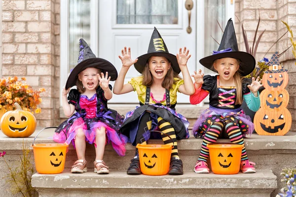 Vrolijke Halloween Drie Schattige Lachende Meisjes Heksen Kostuums Komen Naar — Stockfoto