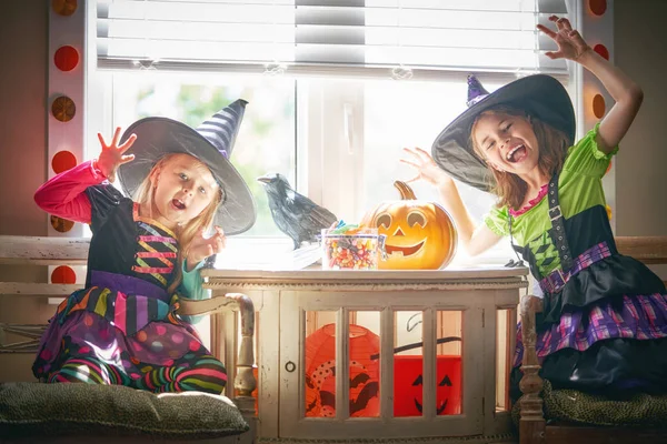 Lindas Niñas Con Calabaza Tallada Familia Feliz Preparándose Para Halloween —  Fotos de Stock