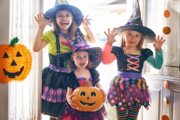 Veselý Halloween Tři Roztomilá Rozesmáté Holčičky Kostýmy Čarodějnic Blíží Domu — Stock fotografie