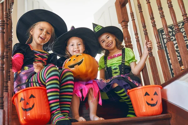 Cadılar Bayramınız Kutlu Olsun Sevimli Küçük Gülen Kız Cadı Kostümleri — Stok fotoğraf