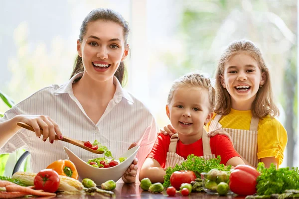 Comida Saludable Casa Familia Feliz Cocina Madre Hijos Hijas Están — Foto de Stock