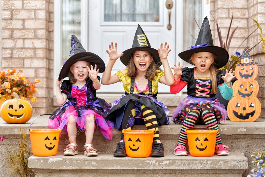 Feliz Halloween Tres Niñas Ríen Lindas Con Disfraces Brujas Vienen