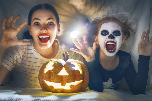 Boldog Család Felkészülés Halloween Fiatal Anya Lány Kölyök Farsangi Jelmez — Stock Fotó