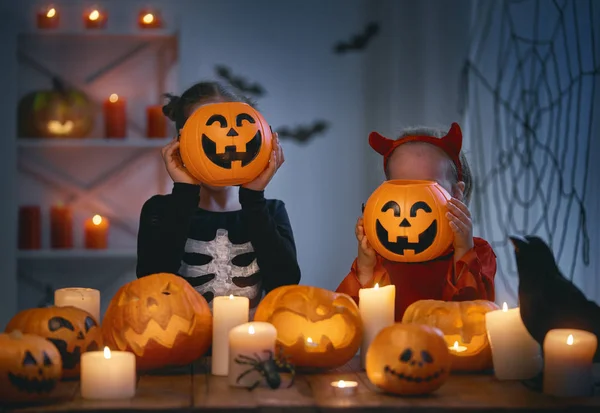 Feliz Halloween Dos Niñas Lindas Disfrazadas Con Calabazas Esqueleto Diablo — Foto de Stock