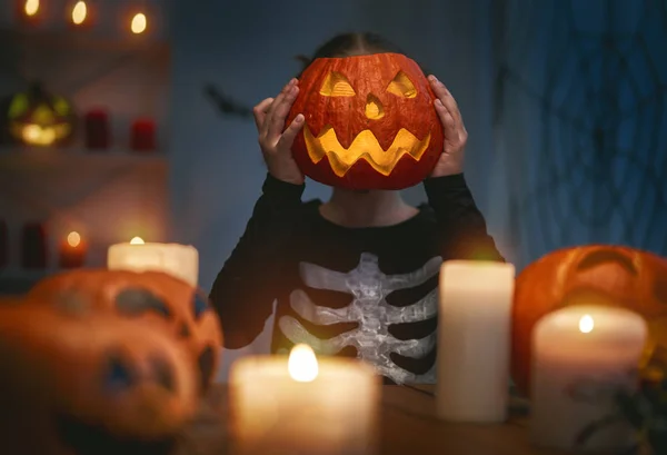 Glad Halloween Söt Liten Skrattande Flicka Skelett Kostym Med Pumpor — Stockfoto